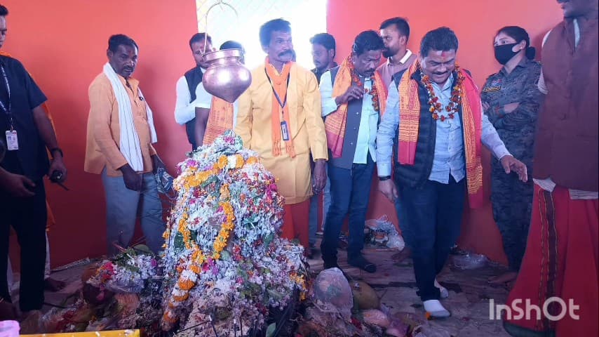 बास्तानार: चित्रकोट विधायक विनायक गोयल ने महाशिवरात्रि के शुभ अवसर पर चित्रकोट शिव मंदिर में पूजा-अर्चना की