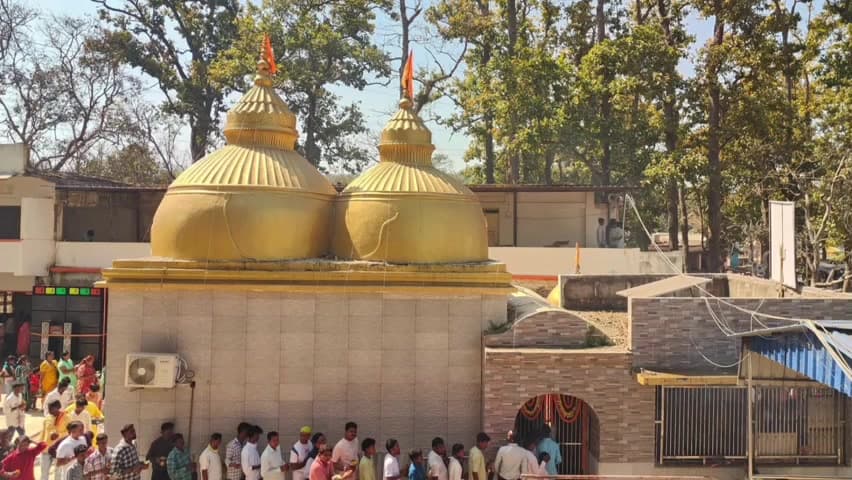 गोइलकेरा: महाशिवरात्रि पर गोइलकेरा के महादेवशाल धाम में जलाभिषेक के लिए उमड़ी श्रद्धालुओं की भीड़