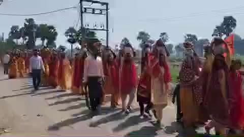 अतरी: चिरैयांटाड़ गांव से श्रद्धालुओं ने निकाली कलश यात्रा