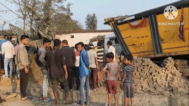 गलत दिशा से आ रही ट्रेलर ने ढाया कहर, घर में घुसकर गर्भवती महिला को लिया चपेट में, मौके पर हुई मौत