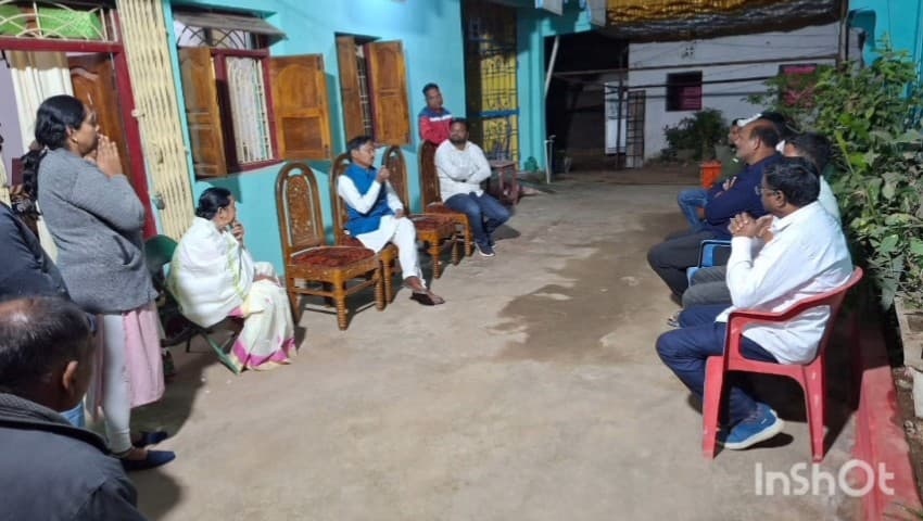 ଉମରକୋଟ: ସହର ସ୍ଥିତ ସର୍ଗତ ଗୋପବନ୍ଧୁ ବିଷୋୟୀ ଙ୍କ ବାସ ଭଵନ କୁ ଯାଇ ସମବେଦନା ଜଣେଇଲେ ସାଂସଦ