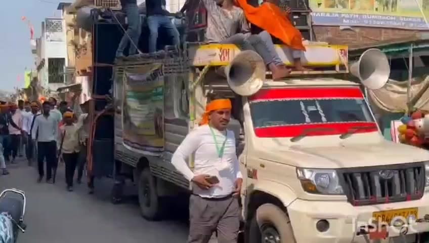 ब्रह्मपुर: मंझवारी से 54 फीट लंबी कांवर लेकर श्रद्धालुओं का जत्था 30 किमी पैदल चलकर ब्रह्मपुर पहुंचा