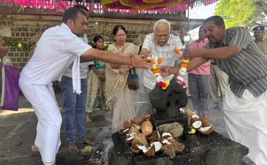 ಹಳಿಯಾಳ: ಪುರಾತನ ಪ್ರಸಿದ್ಧ ಶ್ರೀ ಮಲ್ಲಿಕಾರ್ಜುನ ದೇವಸ್ಥಾನಕ್ಕೆ ಶಾಸಕ ಆರ್.ವಿ.ದೇಶಪಾಂಡೆ ಭೇಟಿ, ವಿಶೇಷ ಪೂಜೆ ಸಲ್ಲಿಕೆ