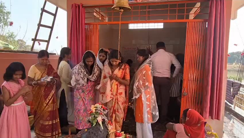 फरसगांव: महाशिव रात्रि पर्व पर क्षेत्र के शिवालयों में भक्तों की भीड़, भक्त बारी-बारी से शिवलिंग पर कर रहे जलाभिषेक