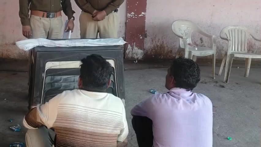 बडोनी: खिरिया गांव में हवाई फायर करने वाले 2 आरोपियों को बड़ोनी पुलिस ने अलग-अलग जगहों से गिरफ्तार कर जेल भेजा