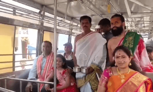 పాపన్నపేట్: ఆర్టీసీ బస్సులో ప్రయాణించిన జిల్లా కలెక్టర్ దంపతులు