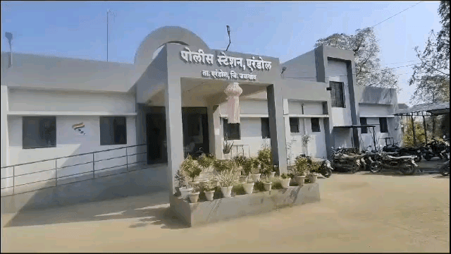 एरंडोल: एरंडोल शहरातील पारोळा रोडवरील बीएसएनएल कार्यालयाजवळ गोवंश वाहतूक करणारे वाहन पकडले,एरंडोल पोलिसात गुन्हा दाखल