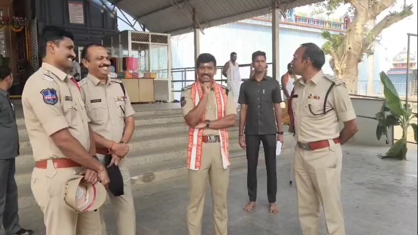 మహదేవ్​పూర్: కాలేశ్వరం ఆలయ ఏర్పాట్లను పరిశీలించిన ఎస్పీ సంకీర్త్