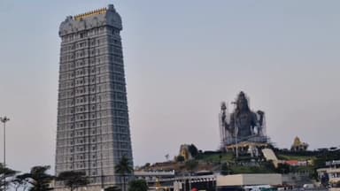 ಭಟ್ಕಳ: ಮುರುಡೇಶ್ವರದಲ್ಲಿ ಅಪಾರ ಜನಸಾಗರದ ನಡುವೆ ಶಿವರಾತ್ರಿ ಸಂಭ್ರಮ