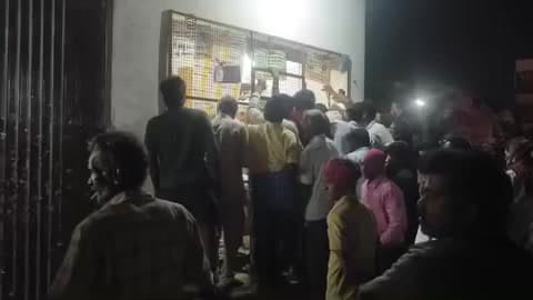 செங்கம்: டாஸ்மார்க் கடை முன்பு மது பாட்டில்களை உடைத்த மது பிரியர்கள்