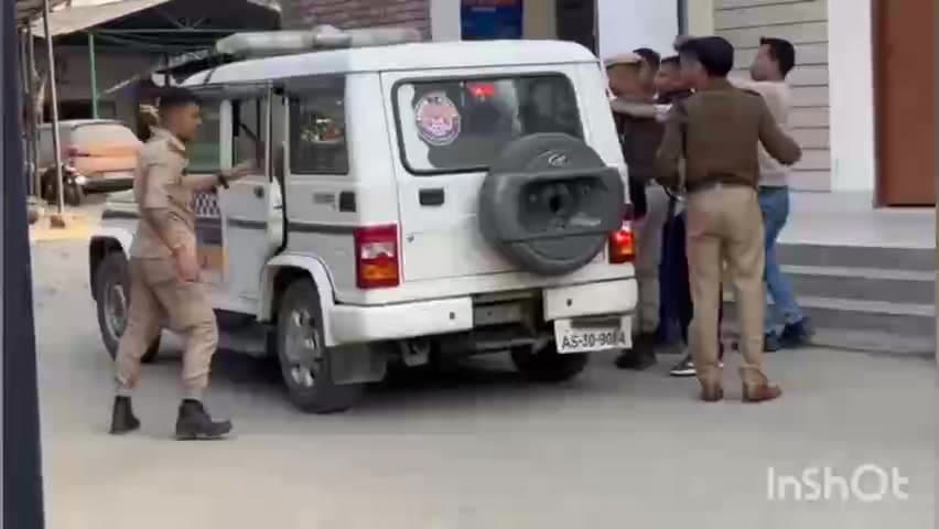 সৰুপথাৰ: সৰুপথাৰত গোপাল গগৈ নামৰ এজন ব্যক্তিক আটক সৰুপথাৰ আৰক্ষীৰ, ফেচবুকতত এগৰাকী যুৱতীক অশালীন মন্তব্য কৰাৰ অভিযোগ