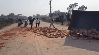 দাসপুর ১: নিমতলা এলাকায় রাজ্য সড়কের ওপর উল্টে গেল ইট ভর্তি ইঞ্জিন ভ্যান, আহত ইঞ্জিন ভ্যানের চালক, ঘটনা স্থলে পুলিশ।