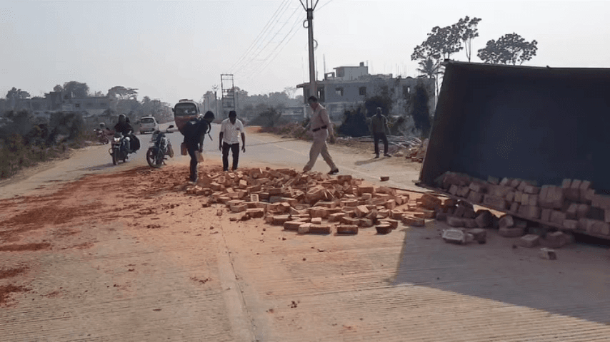 দাসপুর ১: নিমতলা এলাকায় রাজ্য সড়কের ওপর উল্টে গেল ইট ভর্তি ইঞ্জিন ভ্যান, আহত ইঞ্জিন ভ্যানের চালক, ঘটনা স্থলে পুলিশ।