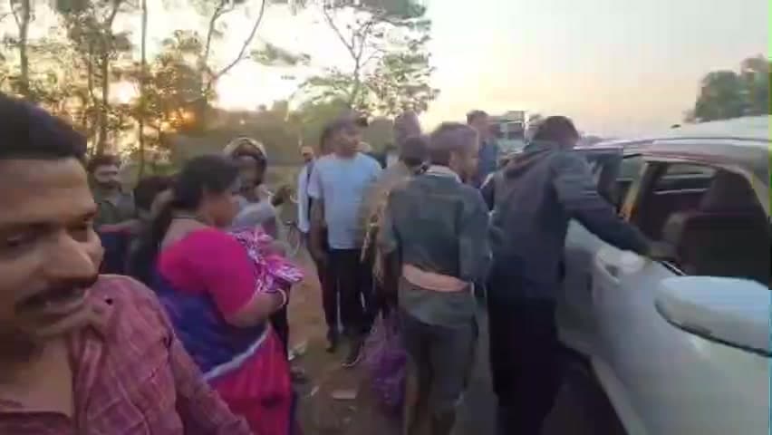 ଜଳେଶ୍ବର: ଚନ୍ଦନେଶ୍ଵର ୫୭ ନମ୍ବର ରାଜ୍ୟ ରାଜପଥ ତାଳବଣିଆ ନିକଟ ରେ ଦୁର୍ଘଟଣା,ଆମ୍ବୁଲାନ୍ସକୁ ପିଟିଲା ଟ୍ରକ। ଅଳ୍ପକେ ବର୍ତିଲେ ଛଅ ଦିନର ଶିଶୁ ସମେତ ଚାରି