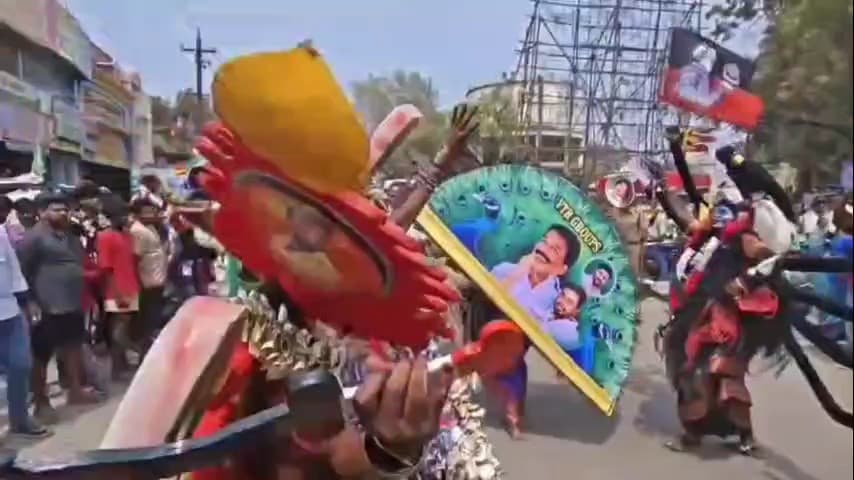திண்டிவனம்: *திண்டிவனம் மயான கொள்ளை திருவிழாவில் கட்சி கொடிகள் ஜாதி ரீதியான கொடிகளை பயன்படுத்த போலீசார் தடை செய்யப்பட்ட நிலையில்  மயானக்கொள்ளையில்   அதிமுக