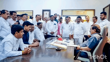 रोहा: गीताबाग कार्यालयात रायगड जिल्ह्यातील बंधू-भगिनी व राष्ट्रवादी परिवाराच्या सदस्यांनी खासदार सुनील तटकरे यांची घेतली भेट