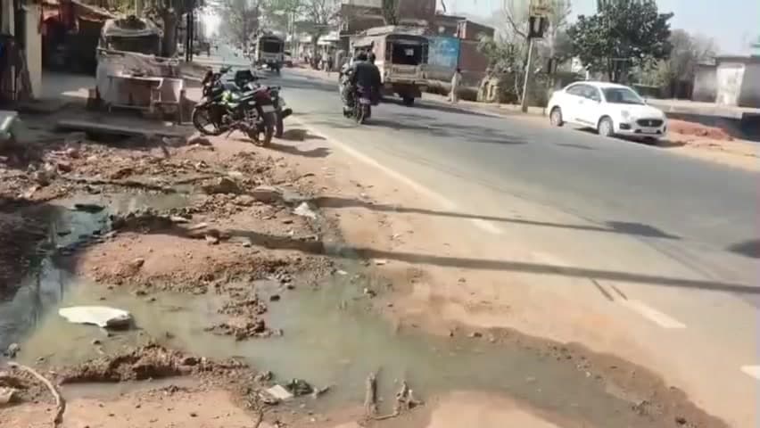 दारू: दारू प्रखंड मुख्यालय के पास गंदगी से राहगीर परेशान, अधिकारियों की बेरुखी