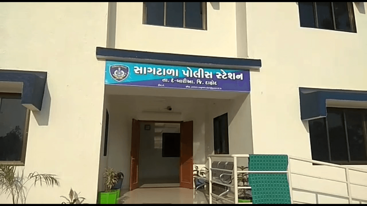 દેવગઢબારીયા: સાગટાળા પોલીસે બારા ગામેથી 3 મોટરસાયકલ પર હેરાફેરી કરાતો વિદેશી દારૂ ઝડપી પાડયો