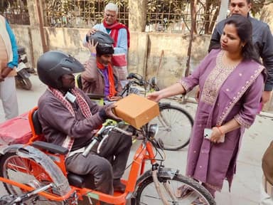 अरेराज: अरेराज में इलेक्ट्रॉनिक ट्राई साइकिल का वितरण किया गया, एसडीएम ने दिखाई हरी झंडी