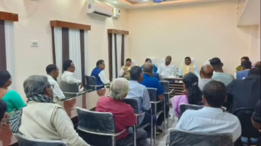 মগরাহাট ২: মগরাহাট পূর্ব বিধানসভা কেন্দ্রের তৃণমূলের সাংগঠনিক বৈঠক উপস্থিত মথুরাপুরের সাংসদ বাপি হালদার ও বিধায়িকা নমিতা সাহা
