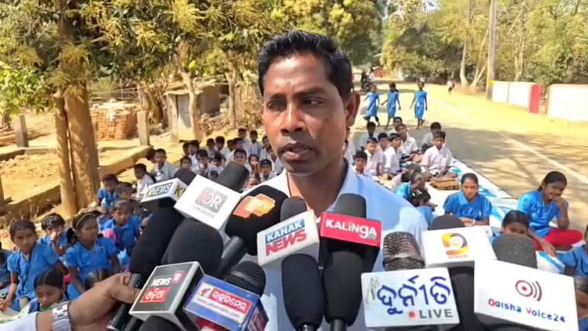 ଉମରକୋଟ: ସ୍କୁଲରେ ତାଲା , ରାସ୍ତାରେ ପାଠ ପଡ଼ୁଛନ୍ତି ପିଲା ପୂର୍ଲା ରେ ମତ ଦେଲେ ଭାରପ୍ରାପ୍ତ ପ୍ରଧାନ ଶିକ୍ଷକ