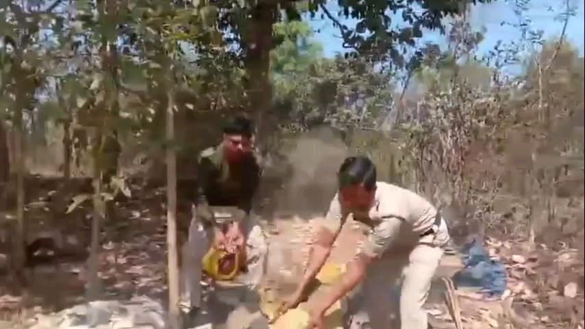 বান্দোয়ান: বান্দোয়ান এলাকার একাধিক জায়গায় চোলাই মদের বিরুদ্ধে অভিযান চালালো বরাবাজার সার্কেল আফগারি দপ্তর