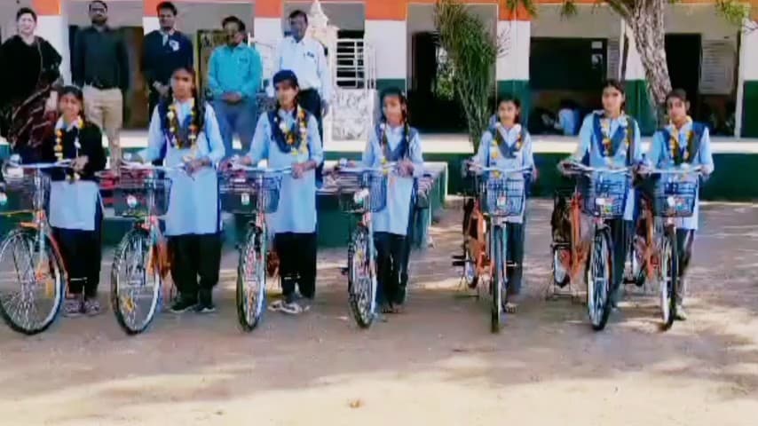 सरवाड़: जावला विद्यालय में 16 छात्राओं को निःशुल्क साइकिलों का वितरण, बालिकाओं के चेहरे खिले