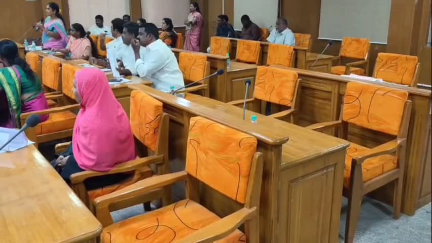 திண்டிவனம்: திண்டிவனம் நகர மன்ற கூட்டத்தில் 2 திமுக பெண் கவுன்சிலர்கள் மோதல்; பாதியில் நிறுத்தப்பட்ட நகர மன்ற கூட்டம் பரபரப்பு.