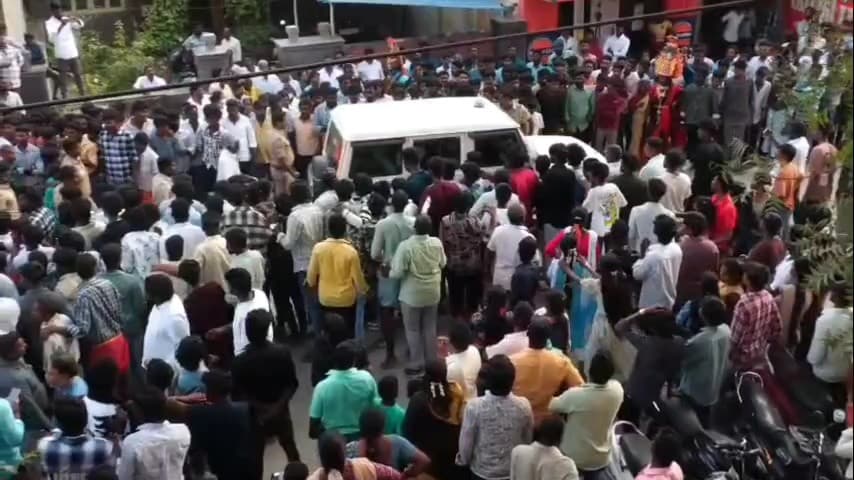 திண்டிவனம்: பாமக நிறுவனர்  ராமதாஸ் இல்லம் எதிரே நடனமாட பாமகவினர் முயன்றனர் போலீசார் தடியடி நடத்தி கலைத்தனர் .