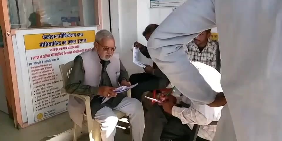 बल्देवगढ़: बल्देवगढ़ में नि:शुल्क नेत्र शिविर का आयोजन, लोगों का नेत्र परीक्षण किया गया