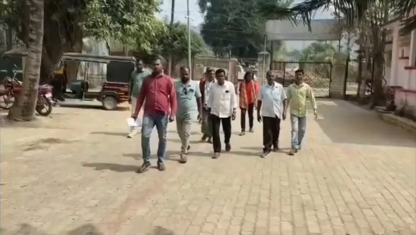 କୋଟପାଡ: ବୈପାରୀଗୁଡା ଥାନା ଅନ୍ତର୍ଗତ ବାଦୁଡ଼ିପାହାଡ଼ 
ମାଛ ଧରିବାକୁ ଶାବେରି ନଦୀ କୁ ଯାଇ ପରିବାରର ୪ ସଦସ୍ୟ ନିଖୋଜ, ଥାନାରେ ଅଭିଯୋଗ