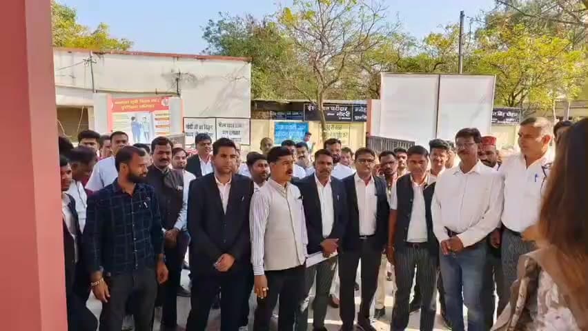 सीतामऊ: सीतामऊ में वकील की गोली मारकर हत्या, अधिवक्ताओं ने SDM को सौंपा ज्ञापन, संरक्षण अधिनियम लागू करने की मांग