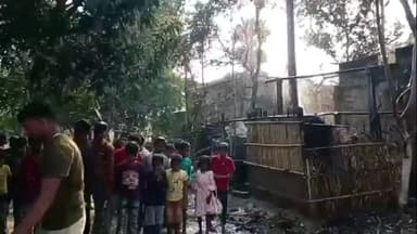 बलिया: बड़ी बलिया उत्तरी वार्ड 4 में रूबी देवी और रूमा देवी के घर में अचानक लगी आग