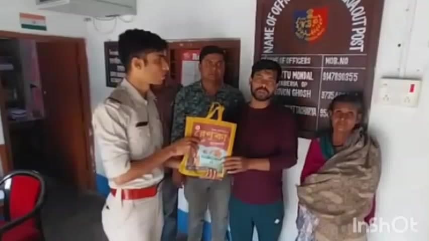 বাগদা: বৃদ্ধা মহিলার হারিয়ে যাওয়া টাকার ব্যাগ ফিরিয়ে দিল নাটাবেড়িয়া ফাঁড়ির পুলিশ