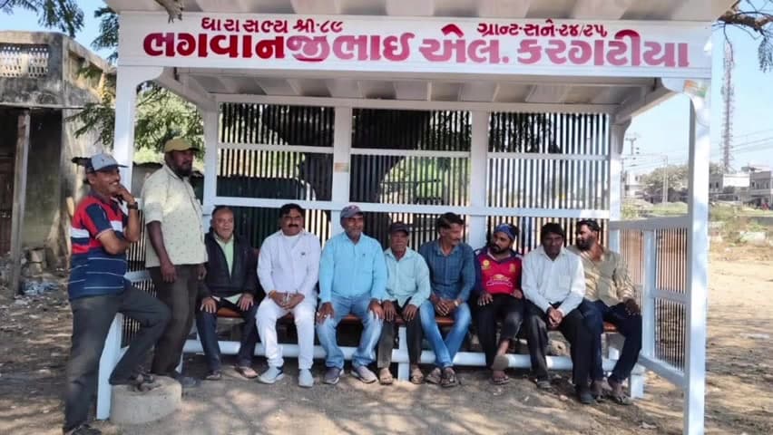 માળીયા હાટીના: ૮૯ માંગરોળ વિધાનસભા ક્ષેત્રના માનનીય ધારાસભ્ય દ્વારા ગડુ-ખોરાસા રોડ તથા ગડુ-ખેરા રોડ ઉપર બસ સ્ટેન્ડ નું લોકાર્પણ કરાયું