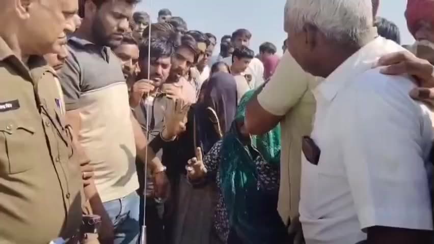 फूलिया कलां: खामोर में गोवंश को कुचलकर चुपचाप दफनाने का आरोप, ग्रामीणों का गुस्सा फूटा