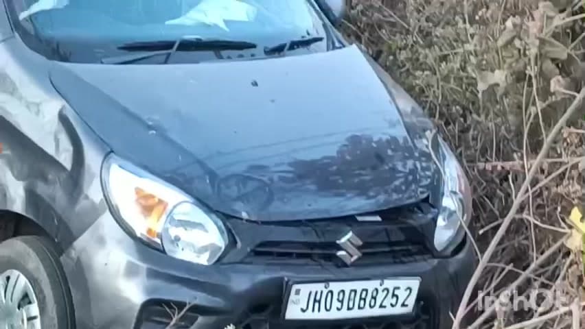 चन्द्रपुरा: नर्रा मेन रोड पर टीना घर के पास आल्टो गाड़ी गड्ढे में गिरी, सवार लोग बाल-बाल बचे