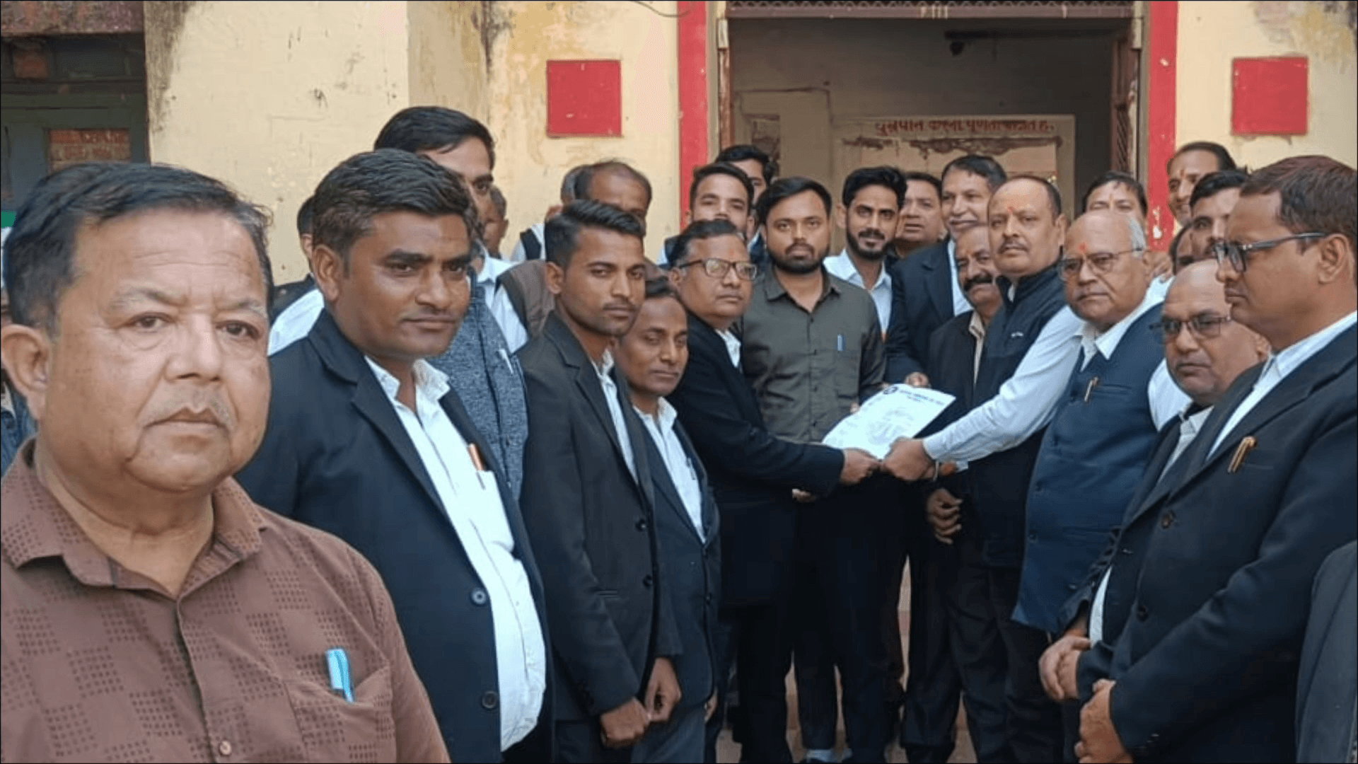जतारा: वकीलों की सुरक्षा को लेकर जतारा में हड़ताल, तहसील में सीएम के नाम ज्ञापन सौंपा