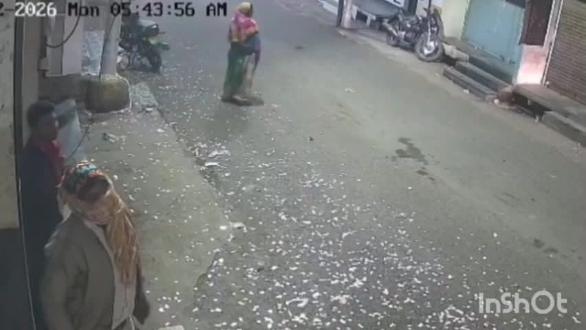 उज्जैन ग्रामीण: कंठाल चौराहा और सती गेट चौराहा पर दो दुकानों में चोरी, चोर सीसीटीवी में कैद