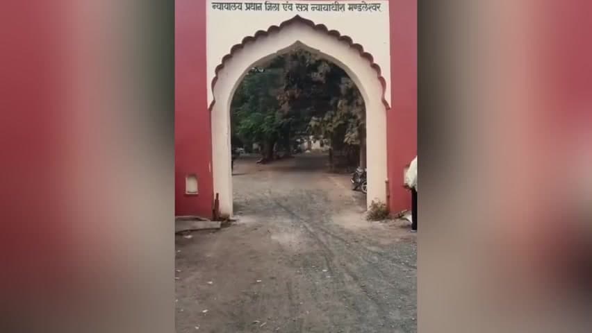 महेश्वर: दिनदहाड़े वकील की हत्या पर भड़के अधिवक्ता, मंडलेश्वर में विरोध प्रदर्शन, अदालतों में सन्नाटा