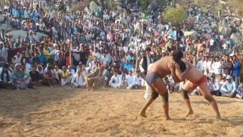 नीम चक बथानी: तेलारीन पहाड़ पर दंगल की गूंज, महिला पहलवान बनीं आकर्षण का केंद्र