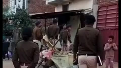 बिक्रमगंज: बिक्रमगंज में पुलिस ने रेड लाइट एरिया में की छापेमारी, 7 लोग हिरासत में, चार महिलाएं और तीन पुरुषों से पूछताछ जारी