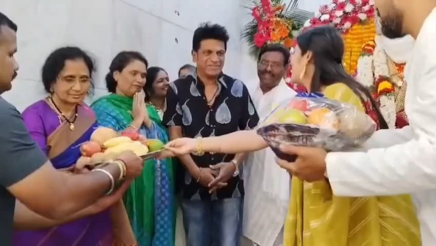 ಚಿಕ್ಕನಾಯಕನಹಳ್ಳಿ: ಬೋರನಕಣಿವೆ ಸಾಯಿಧಾಮದಲ್ಲಿ ವಿಶೇಷ ಪೂಜೆ ಸಲ್ಲಿಸಿದ ಶಿವರಾಜ್ ಕುಮಾರ್ ದಂಪತಿ