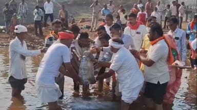 કવાંટ: હાફેશ્વર મહાદેવ મંદિર ખાતે ધારાસભ્ય સહિત ટીમે મહાશિવરાત્રીના દર્શન કર્યા.