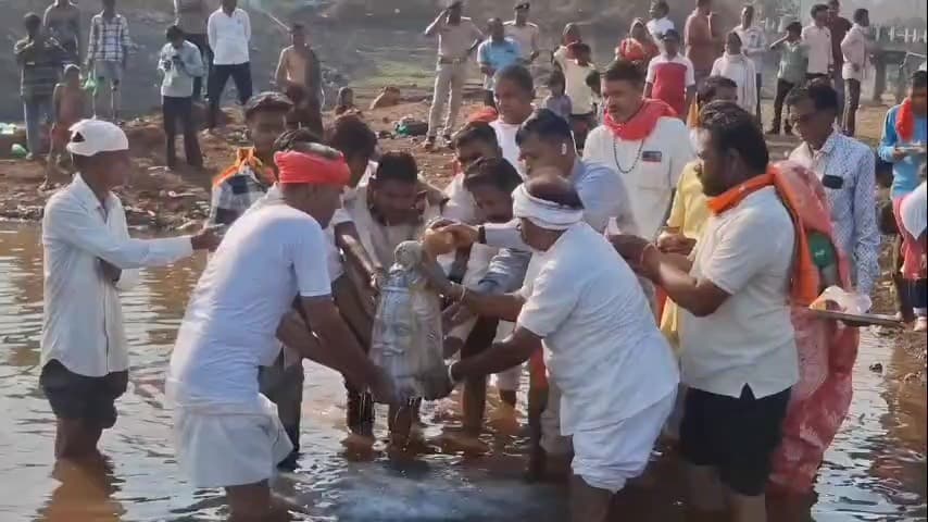 કવાંટ: હાફેશ્વર મહાદેવ મંદિર ખાતે ધારાસભ્ય સહિત ટીમે મહાશિવરાત્રીના દર્શન કર્યા.