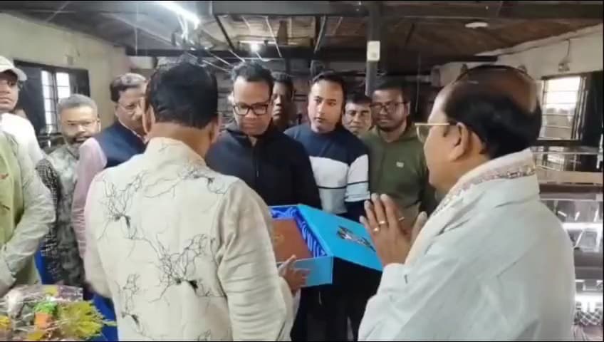 কালনা ১: মুখ্যমন্ত্রীর শুভেচ্ছা বার্তা নিয়ে কালনার বারুইপাড়ায় পদ্মশ্রী প্রাপক জ্যোতিষ দেবনাথ এর বাড়ি এলেন মন্ত্রী- বিধায়করা