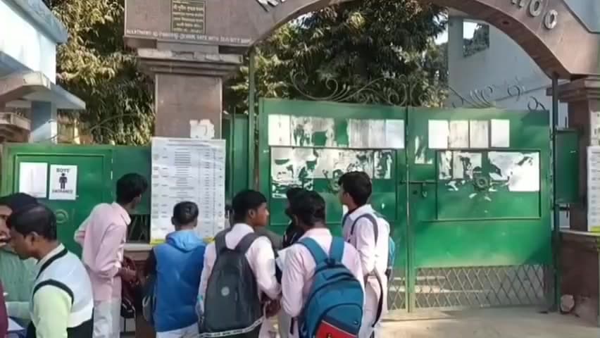 কাঁকসা: কাঁকসা উচ্চ-বিদ্যালয়ে পরীক্ষা দিতে আসা পরীক্ষার্থীদের হাতে পেন ও গোলাপ ফুল দিয়ে শুভেচ্ছা জানালেন ট্রাফিক গার্ডের পুলিশ