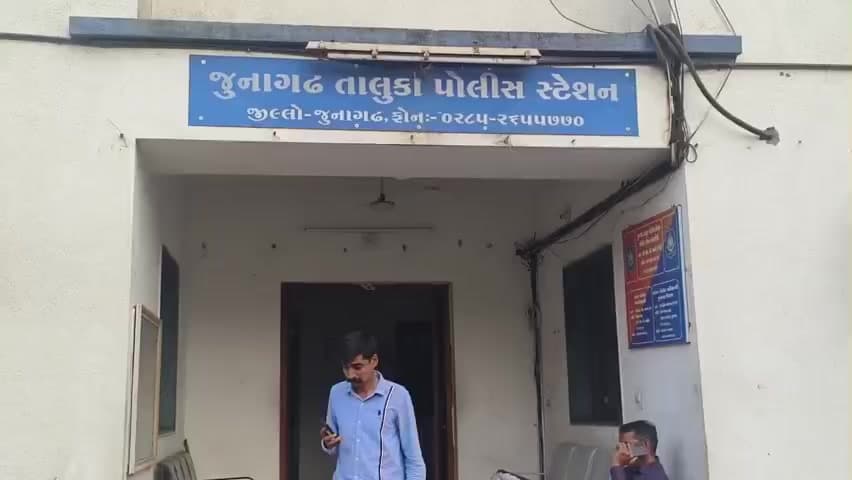 જૂનાગઢ: કાથરોટા-વડાલ રોડ પર કારને ટ્રાવેલ્સ બસે ટક્કર મારી બસ ચાલક ફરાર થી ગયો