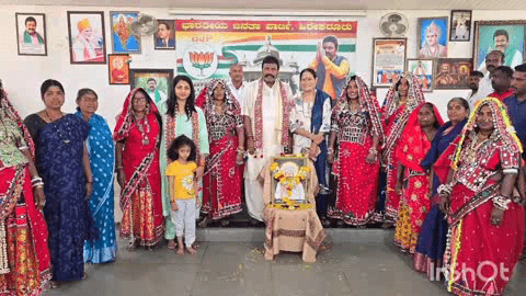 ಹಿರೇಕೆರೂರು: ಪಟ್ಟಣದ ಗೃಹ ಕಚೇರಿಯಲ್ಲಿ ಸಂತ ಸೇವಾಲಾಲ್ ಮಹಾರಾಜರ ಜಯಂತಿ ಆಚರಣೆ, ಮಾಜಿ ಕೃಷಿ ಸಚಿವ ಬಿಸಿ ಪಾಟೀಲರಿಂದ ಪುಷ್ಪಾರ್ಚನೆ