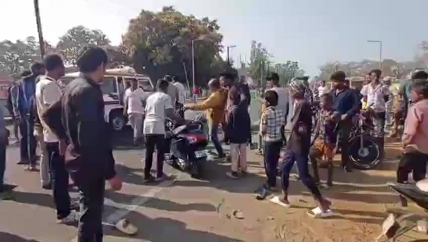 ନୀଳଗିରି: ନୀଳଗିରି ଥାନା ସମ୍ମୁଖରେ ବେପରୁଆ ଗାଡ଼ିଚାଳନା, ସ୍କୁଟି କୁ ପିଟିଲା ବାଇକ୍
